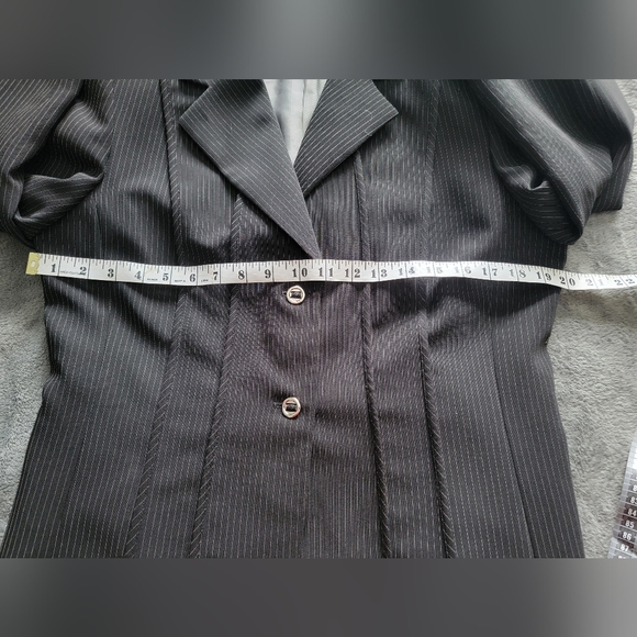 2 pc Tahari pin striped pant suit for women. Size 14. - Picture 4 of 13